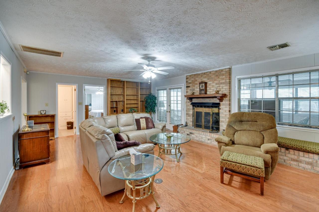 Spacious Downtown With Yard, Patio! Holiday home