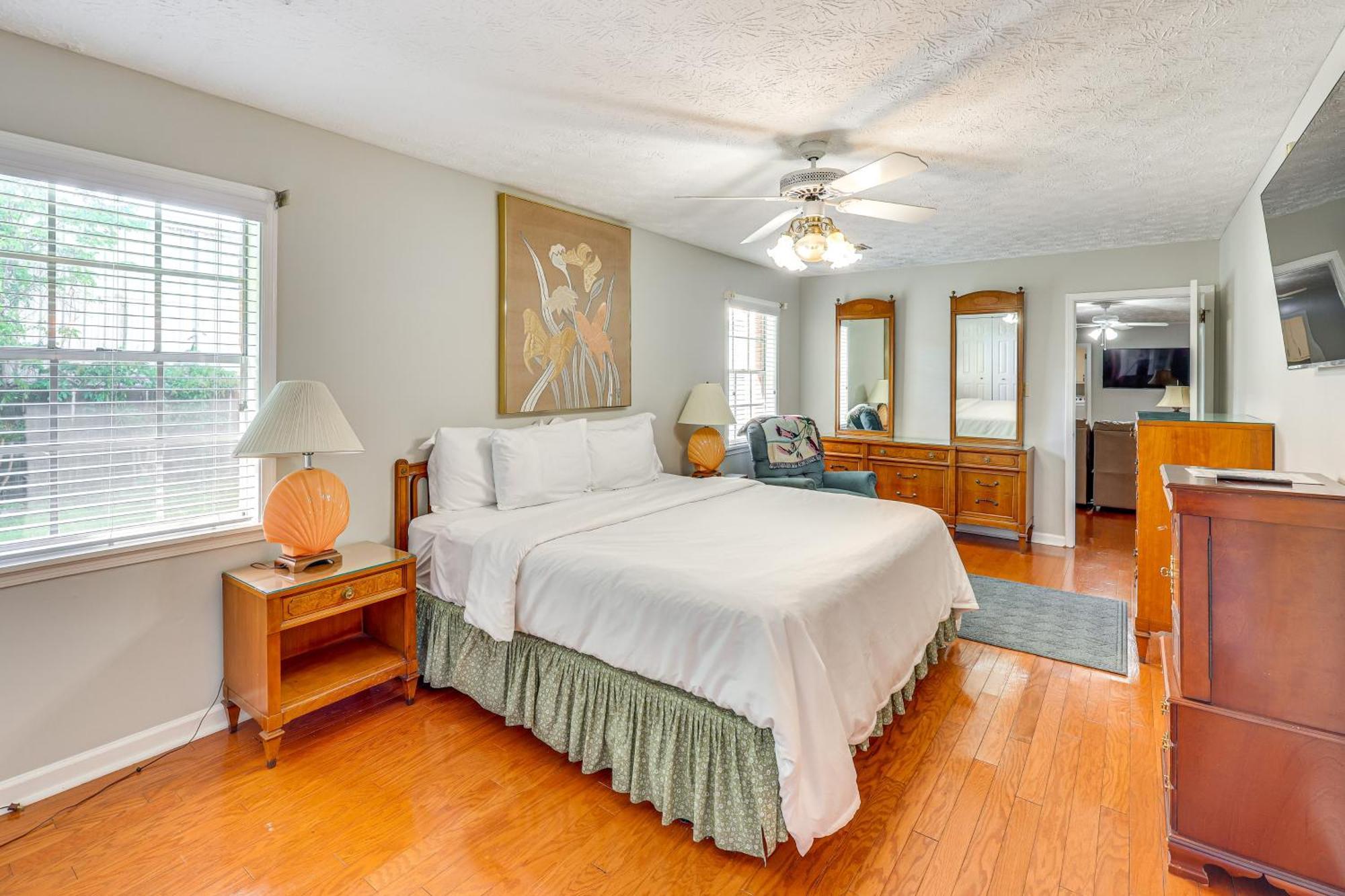 Spacious Downtown With Yard, Patio! Holiday home Montgomery