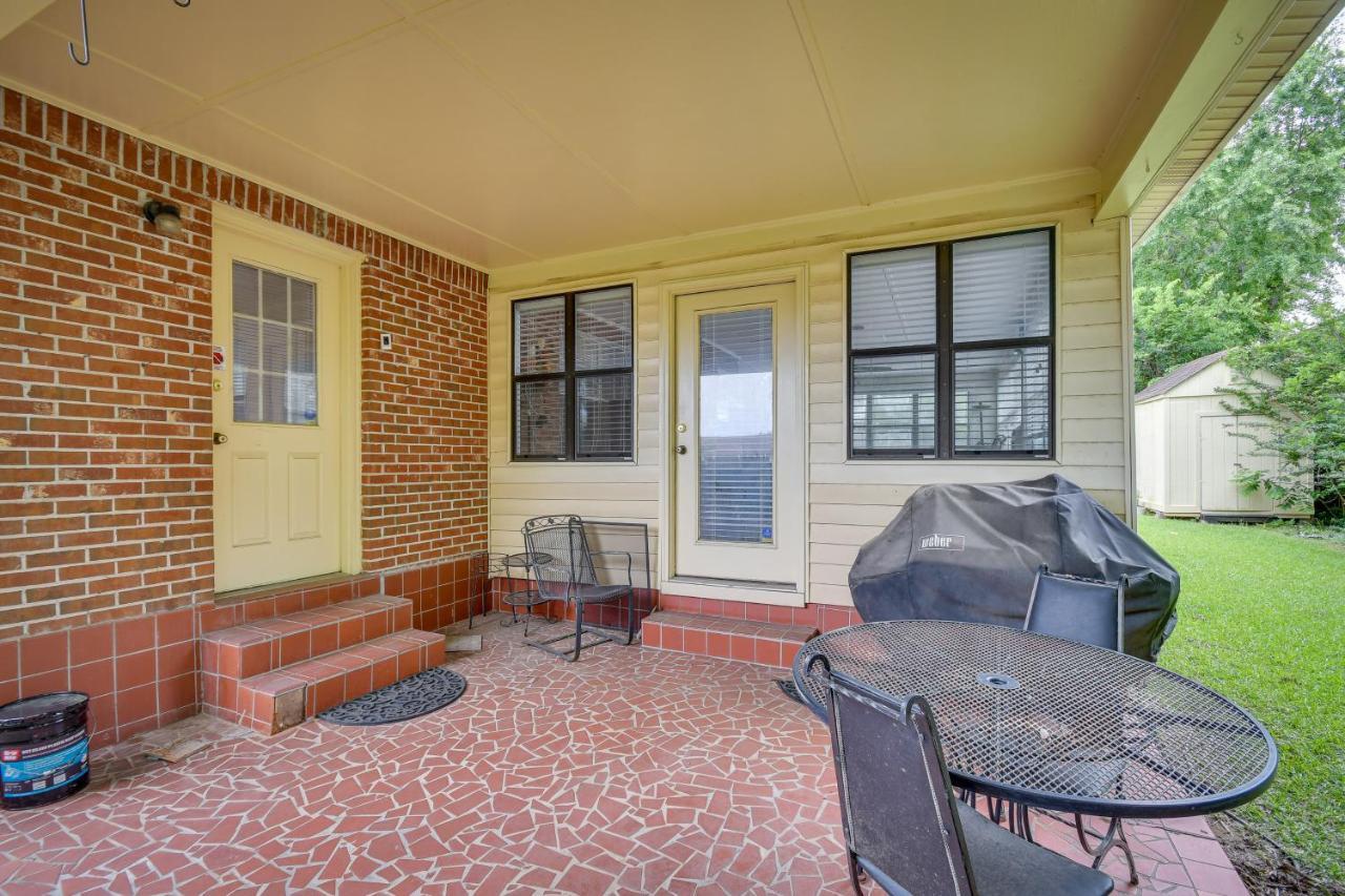 Spacious Downtown With Yard, Patio! Holiday home *