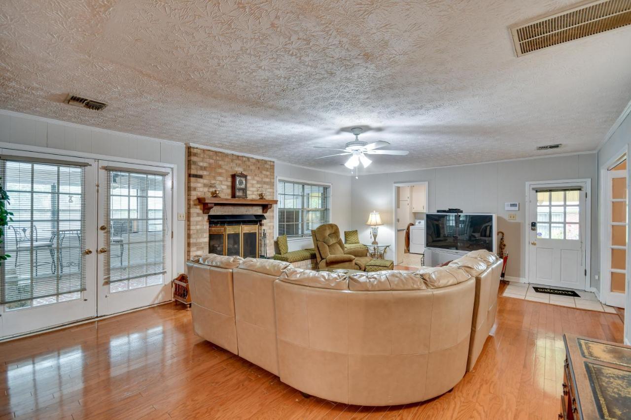 Holiday home Spacious Downtown With Yard, Patio! *