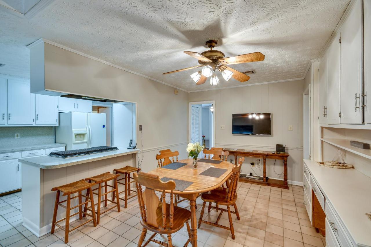 Spacious Downtown With Yard, Patio!