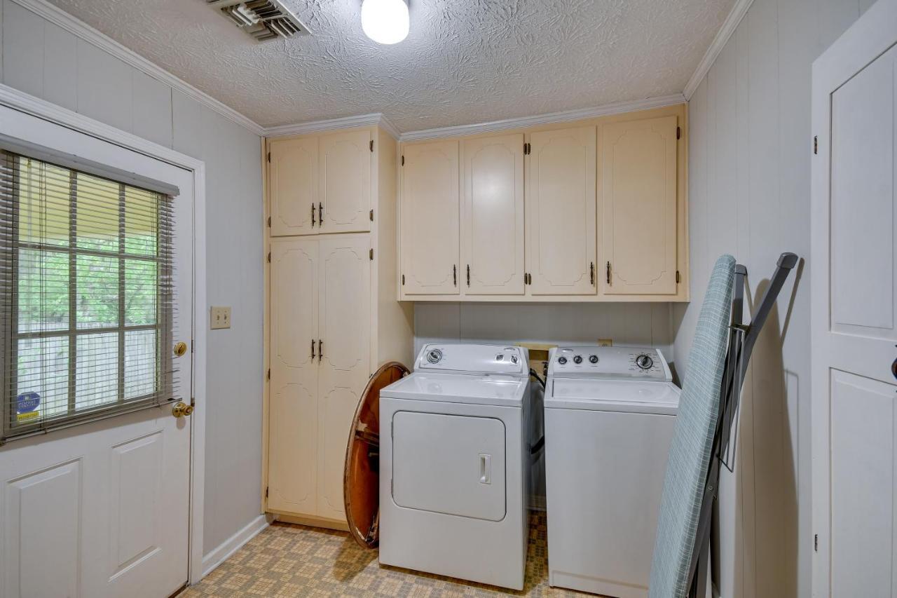 Spacious Downtown With Yard, Patio!