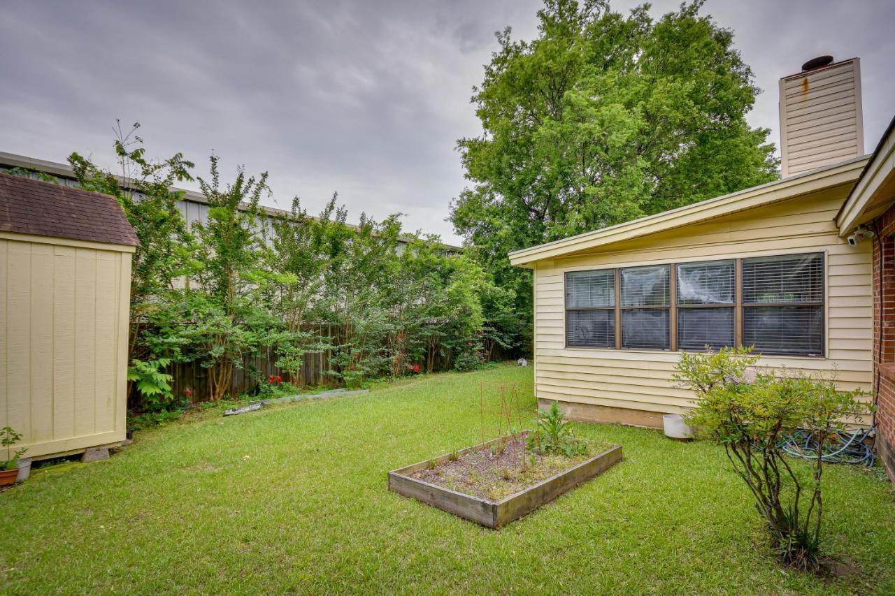 Spacious Downtown With Yard, Patio! Holiday home