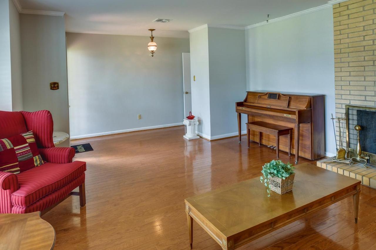 Spacious Downtown With Yard, Patio! Holiday home Montgomery