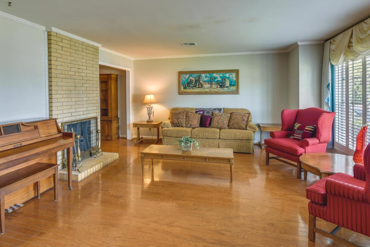 Spacious Downtown With Yard, Patio! Holiday home