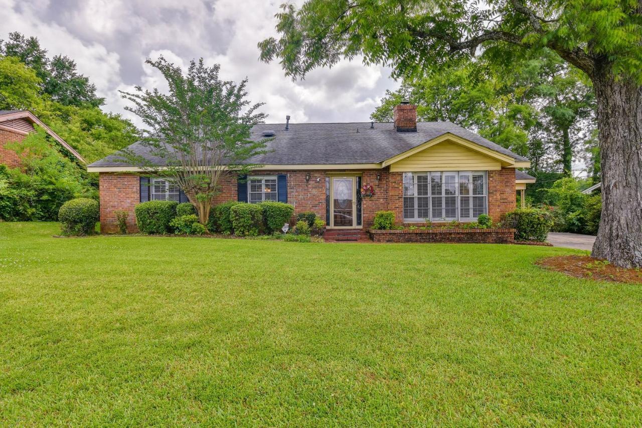 Holiday home Spacious Downtown With Yard, Patio!