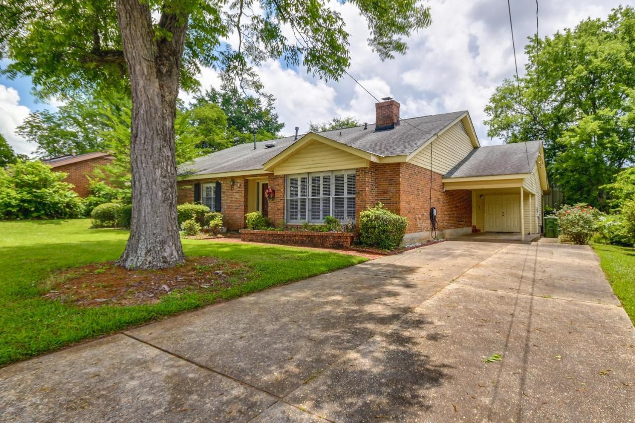 Spacious Downtown With Yard, Patio! Holiday home Montgomery