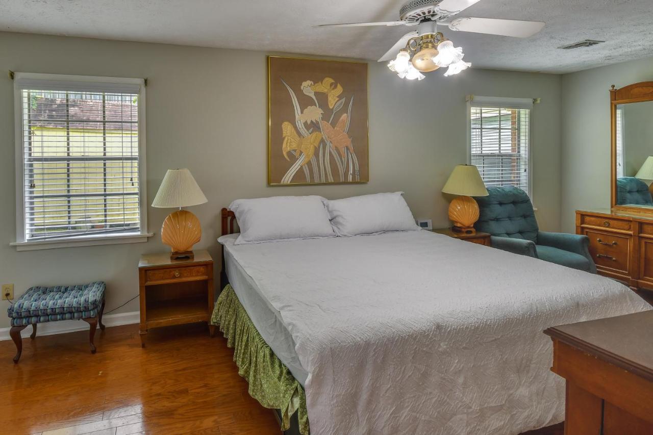 Spacious Downtown With Yard, Patio! Holiday home Montgomery