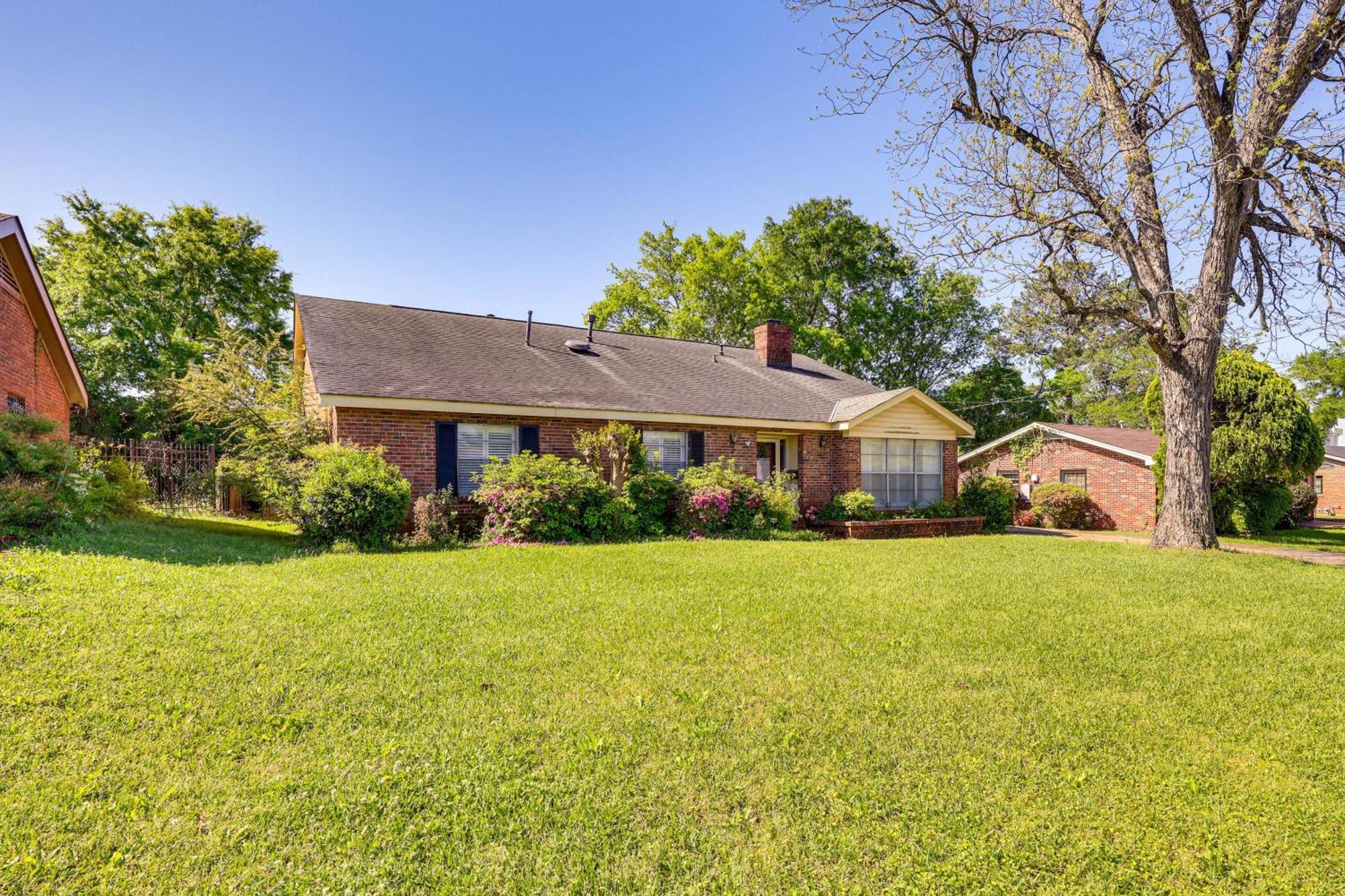 Spacious Downtown With Yard, Patio!