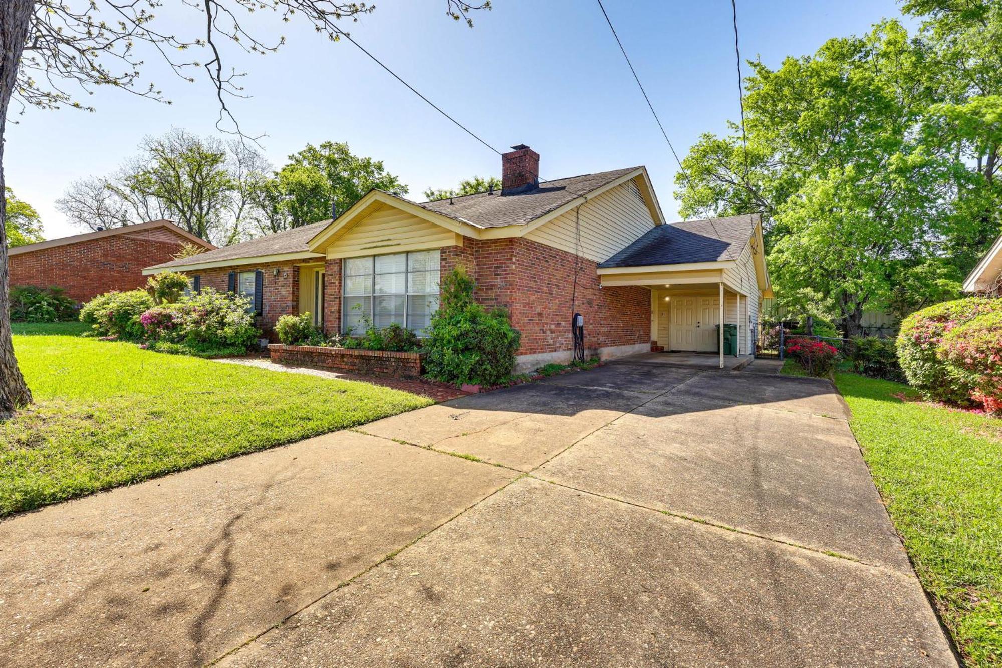Spacious Downtown With Yard, Patio! Holiday home