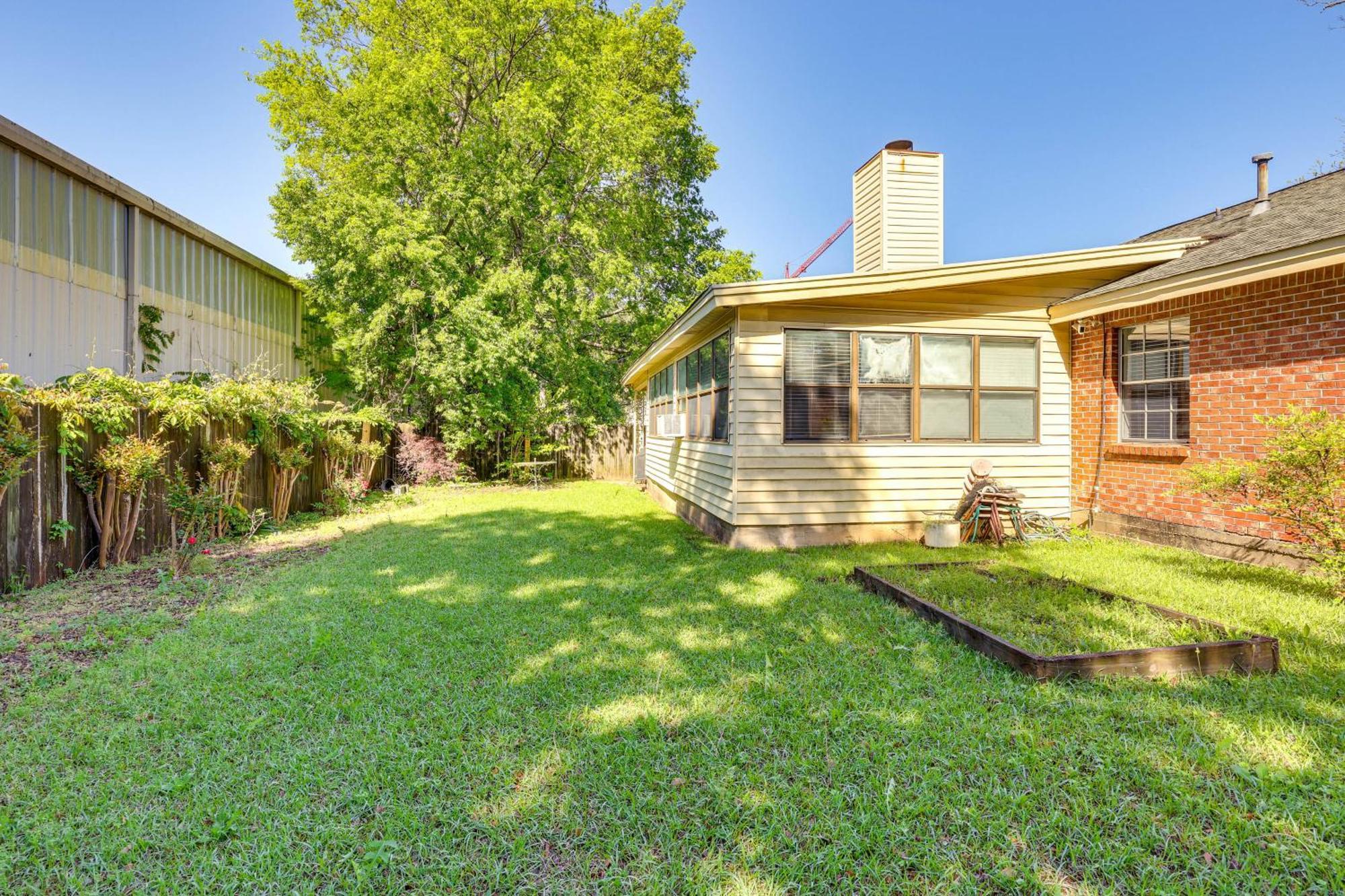 Holiday home Spacious Downtown With Yard, Patio! *