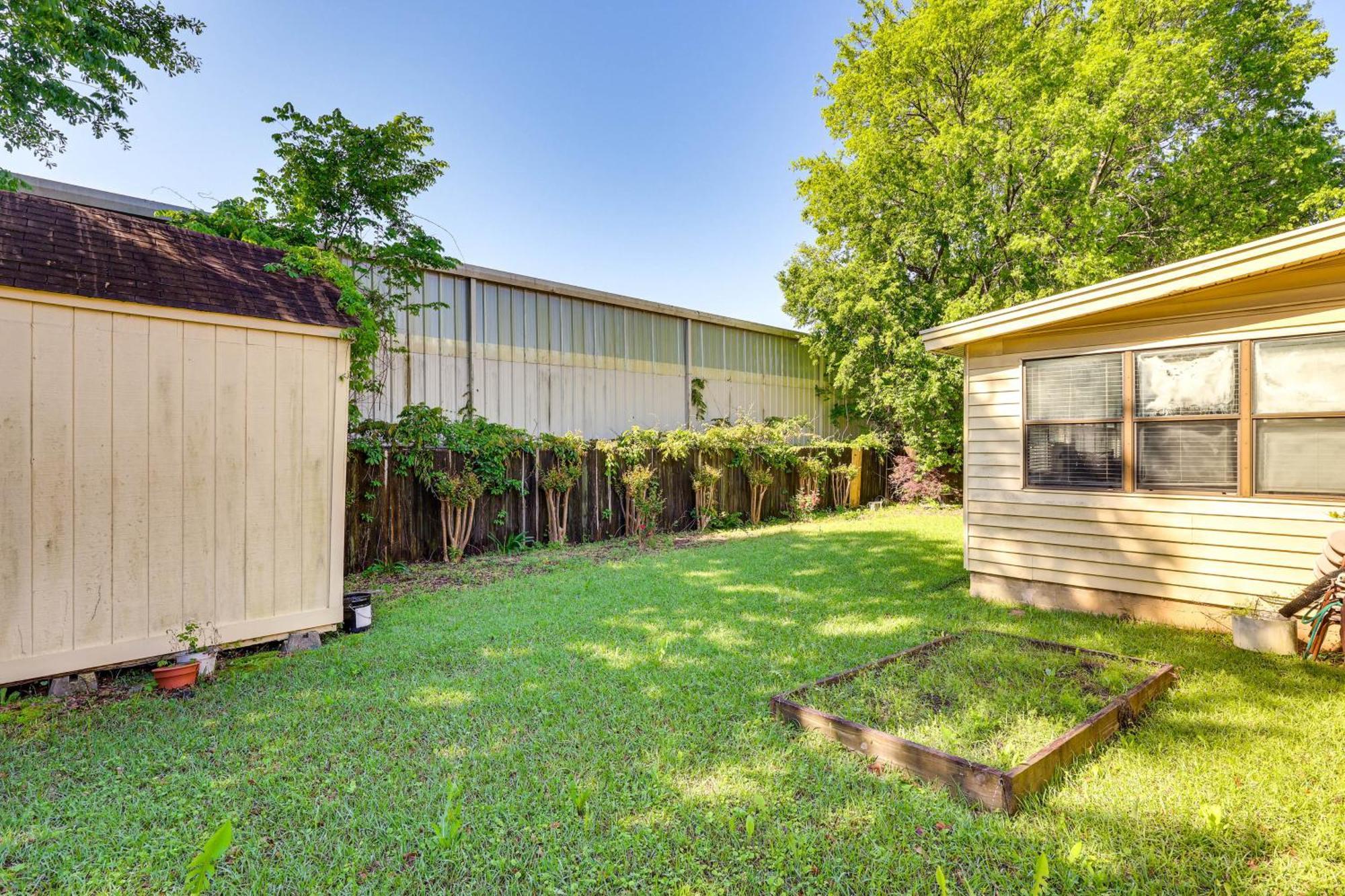 Holiday home Spacious Downtown With Yard, Patio! *