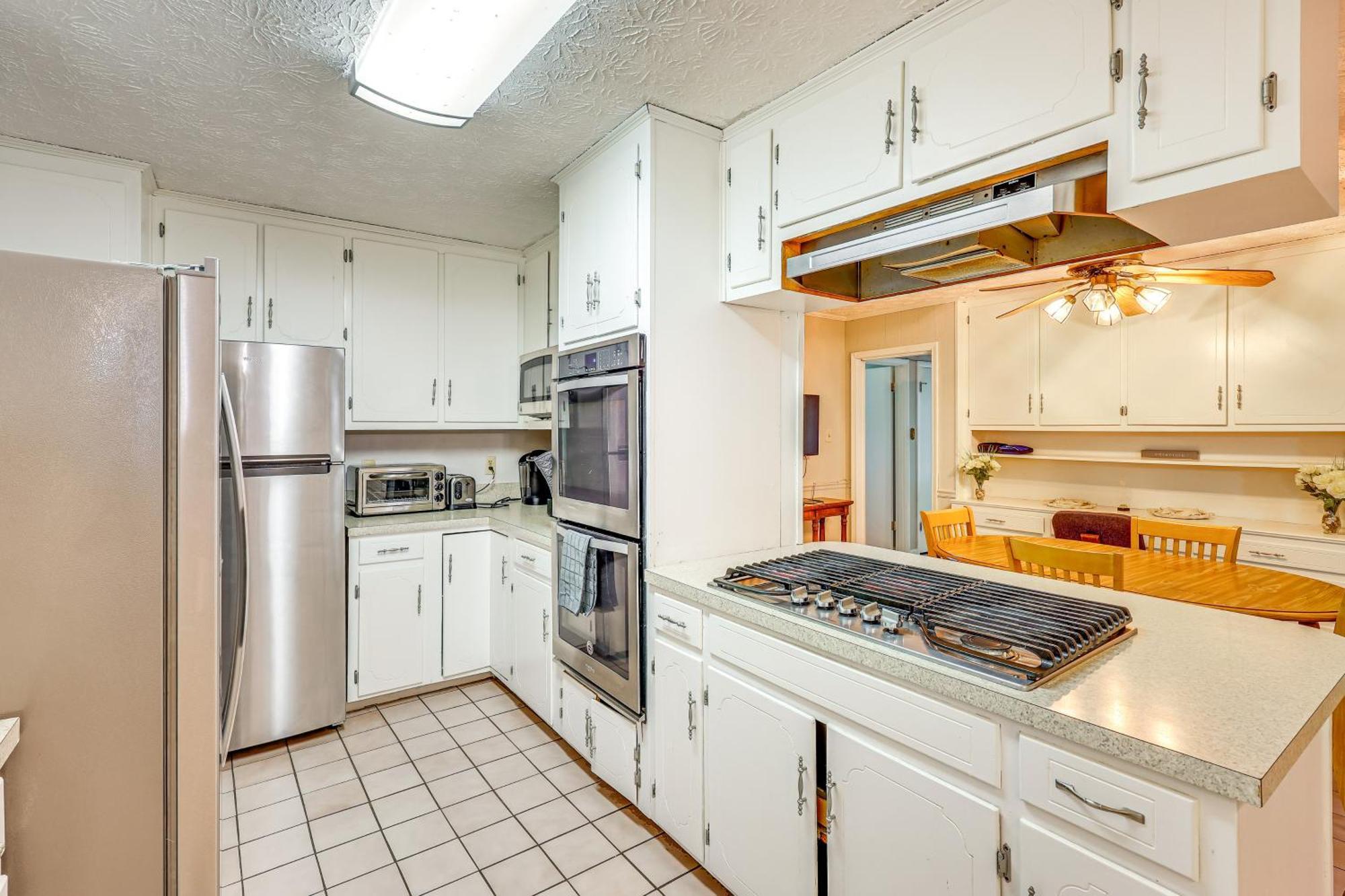 Spacious Downtown With Yard, Patio! Holiday home Montgomery