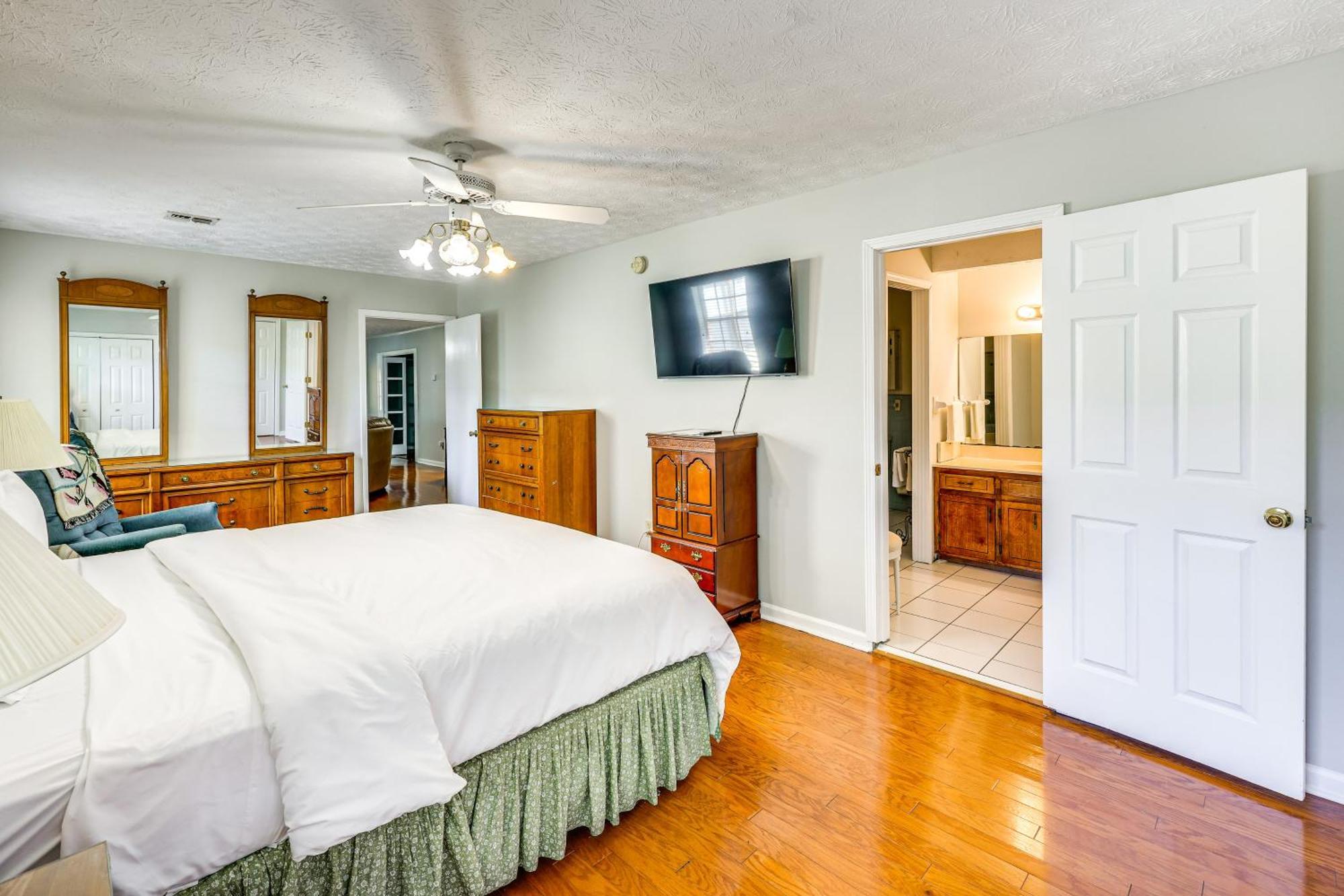 Spacious Downtown With Yard, Patio! Holiday home
