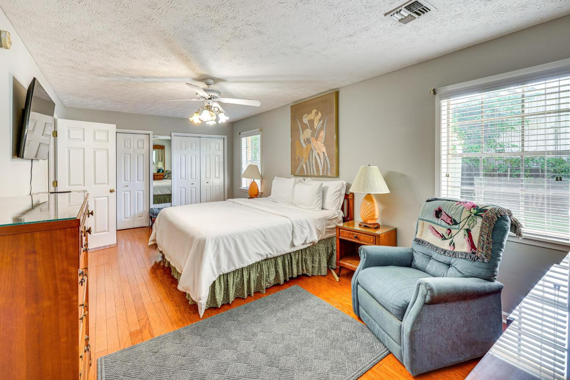 Spacious Downtown With Yard, Patio! Montgomery