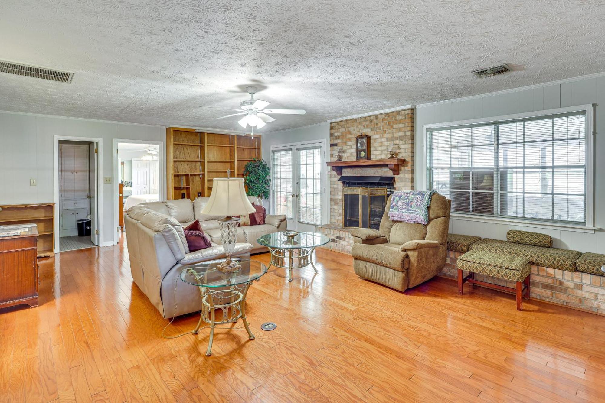 Spacious Downtown With Yard, Patio! Holiday home *