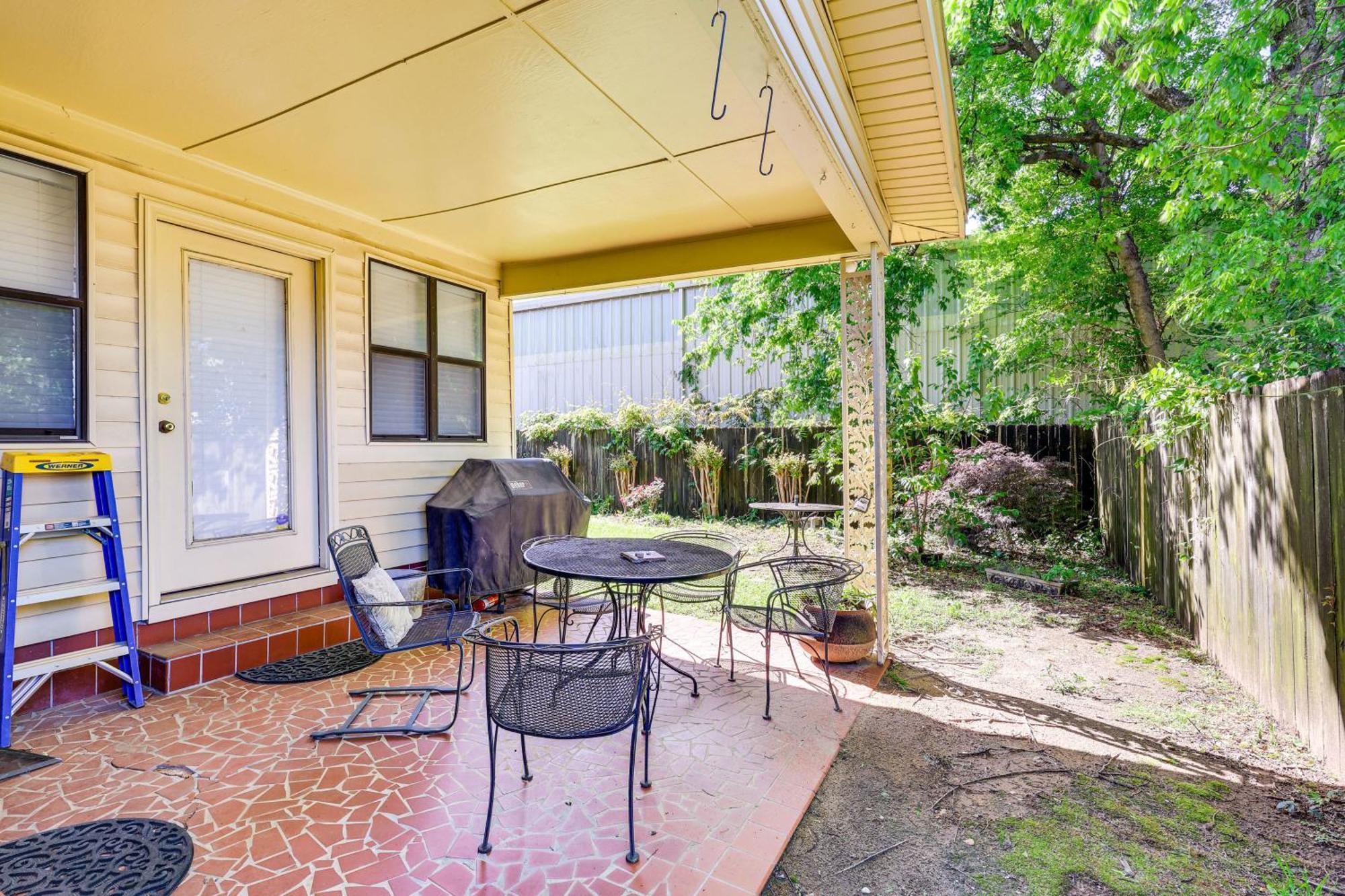 Holiday home Spacious Downtown With Yard, Patio!
