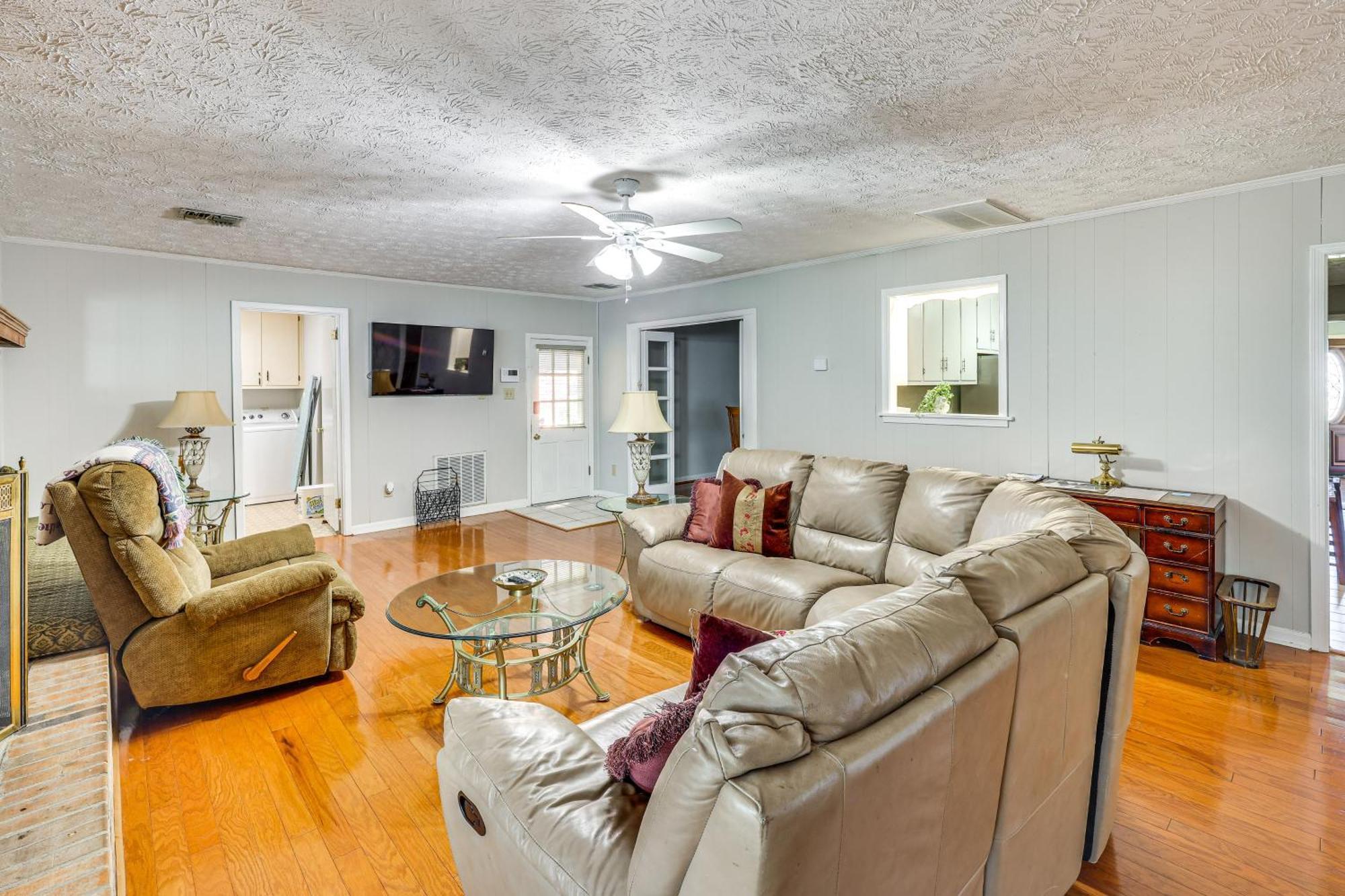Holiday home Spacious Downtown With Yard, Patio! *