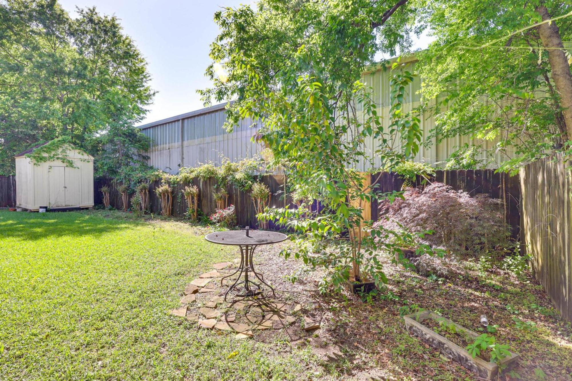Spacious Downtown With Yard, Patio! Holiday home